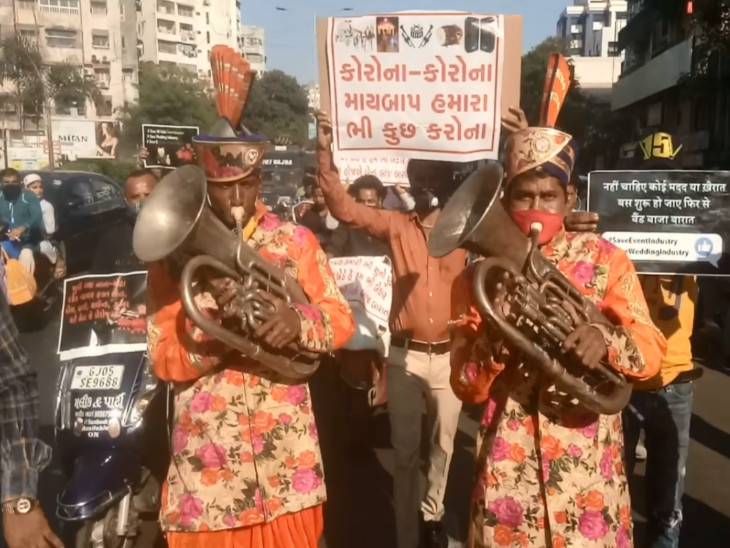 બેન્ડવાળા પોતાના વ્યવસાયના સાધનો સાથે રેલીમાં જોડાયા.
