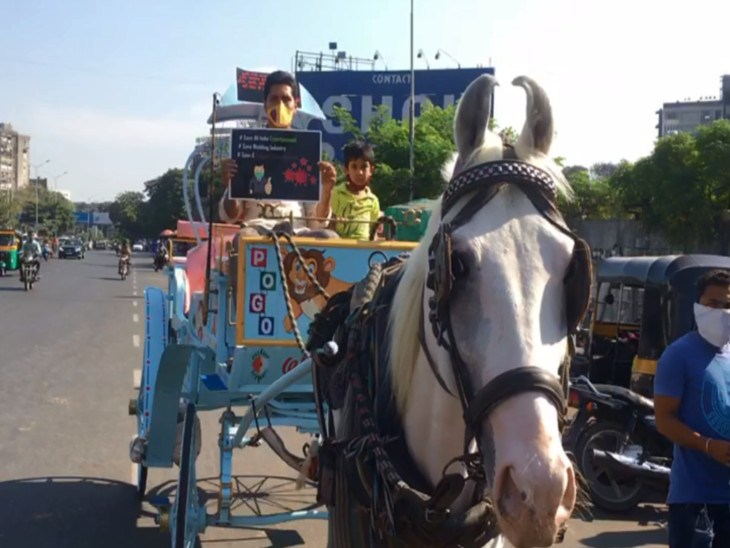 બગીવાળાઓ બગી અને પરિવારના લોકો સાથે રેલીમાં જોડાયા.