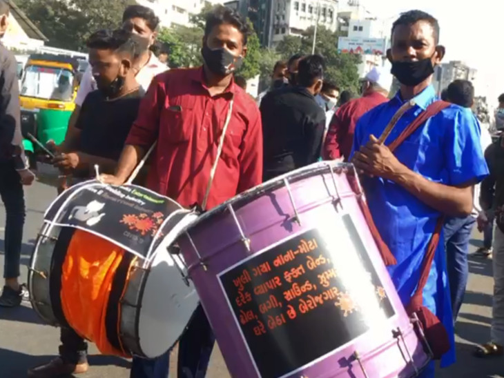 ઢોલવાળા ઢોલ સાથે રેલીમાં જોડાયા.