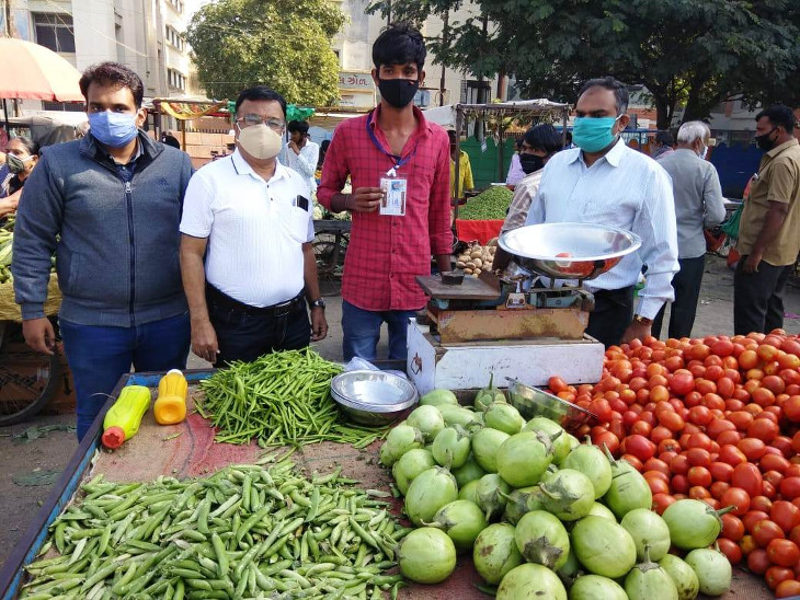 શાકભાજીવાળાને મનપાની આરોગ્ય વિભાગની ટીમ દ્વારા હેલ્થ કાર્ડ આપવામાં આવ્યા
