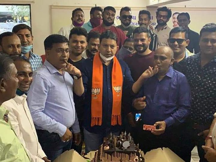 શહેર ભાજપના મહામંત્રી સુનિલ સોલંકીના જન્મદિવસની ઉજવણીમાં સોશિયલ ડિસ્ટન્સના ધજાગરા ઉડાવ્યા હતા