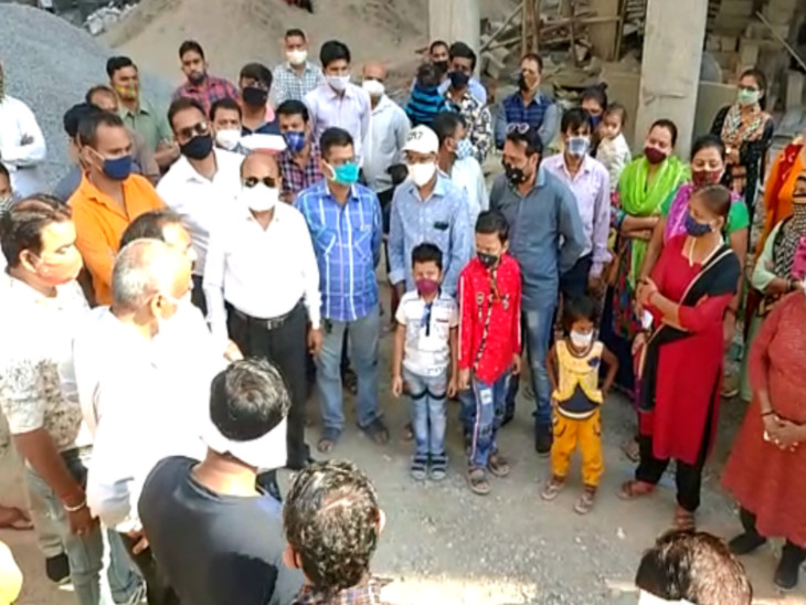 પાલિકાના અધિકારીઓની મુલાકાત દરમિયાન લાભાર્થીઓ બાળકો સાથે હાજર રહ્યા હતા.