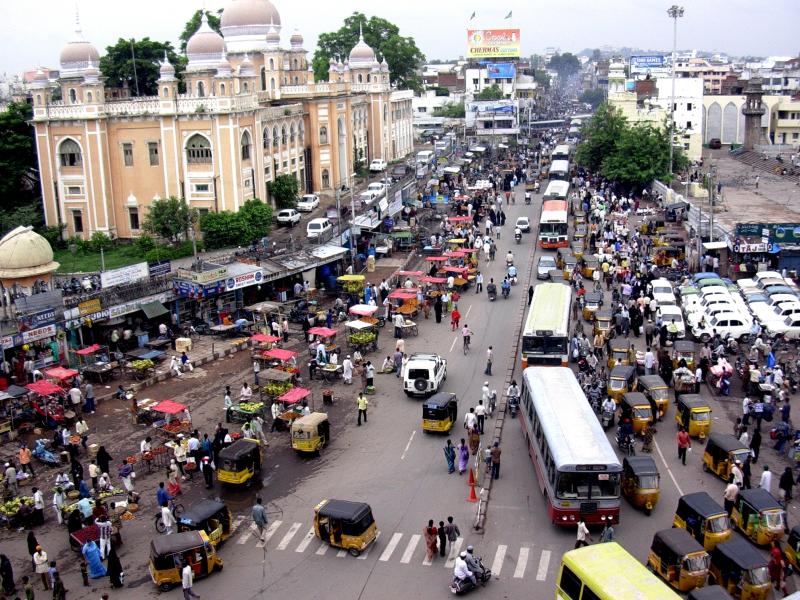 હૈદરાબાદની ભૂગોળ ઘણેખરે અંશે અમદાવાદ સાથે મળતી આવે છે.