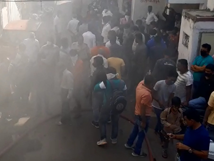 આગને પગલે લોકોના ટોળેટાળા એકત્ર થઇ ગયા હતા