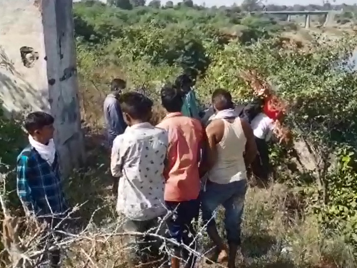 ઘટના સ્થળે લોકોના ટોળા એકત્ર થઈ ગયા હતા