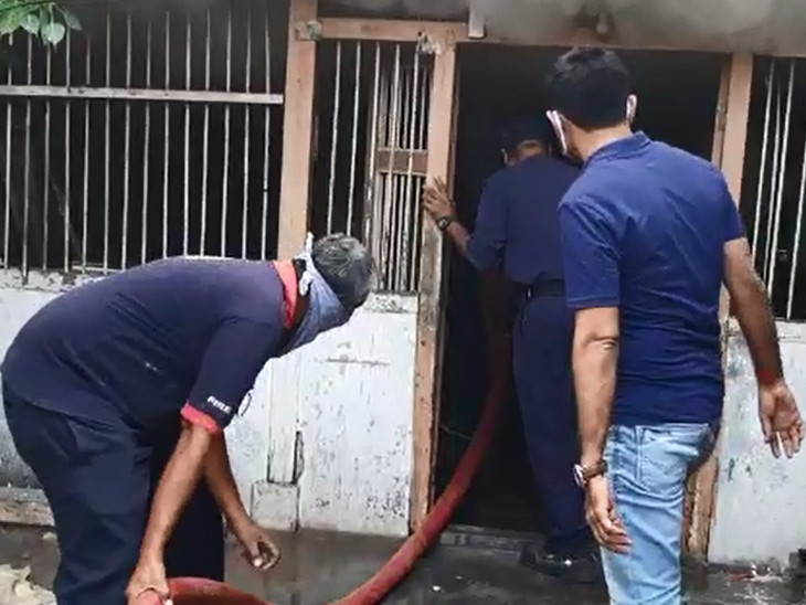 ફાયર બ્રિગેડની ટીમે પહોંચીને આગ બુઝાવી દીધી