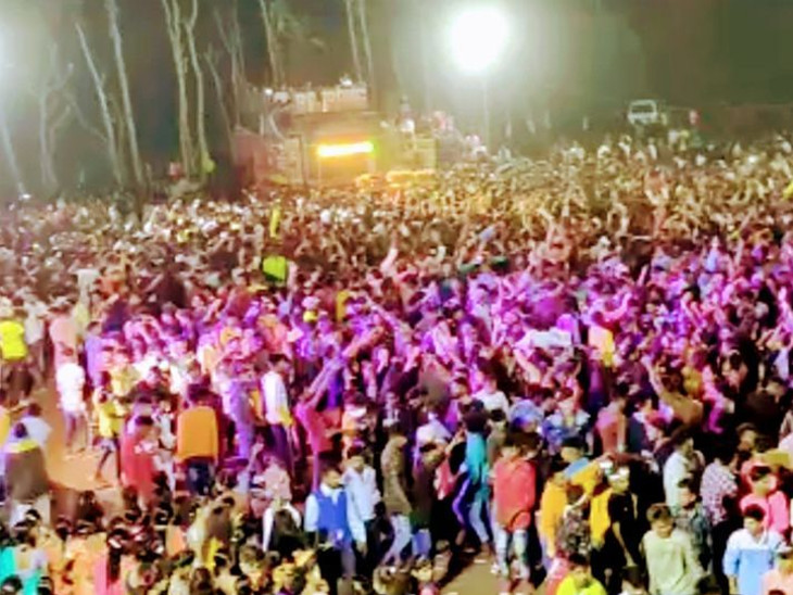 હજારોની સંખ્યામાં લોકો ઉમટી પડ્યા હતા.