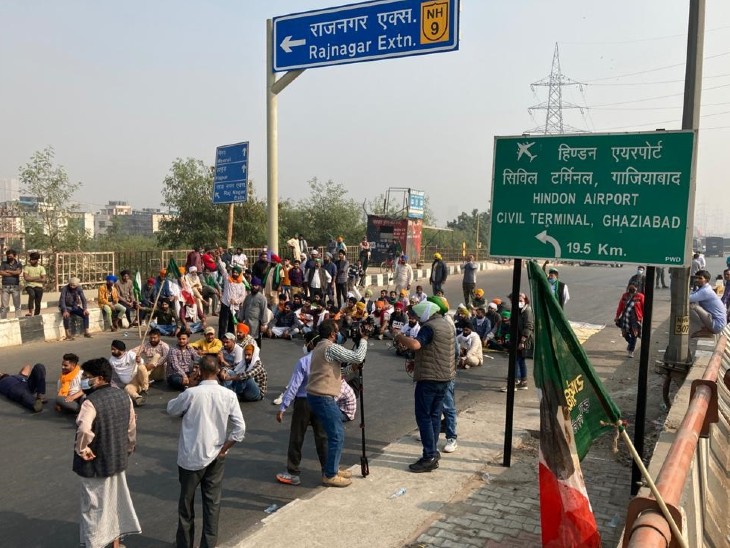 NH-9 પર રાજનગર એક્સટેન્શન વિસ્તારમાં દેખાવો કરતા ખેડૂતો.