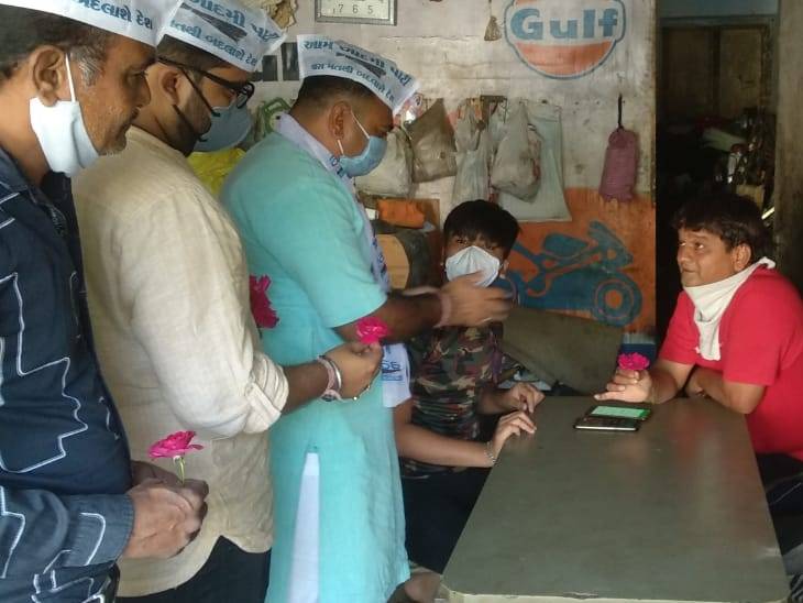 નારણપુરામાં દુકાને દુકાને ગુલાબના ફૂલ આપી ગાંધીગીરી કરવામાં આવી