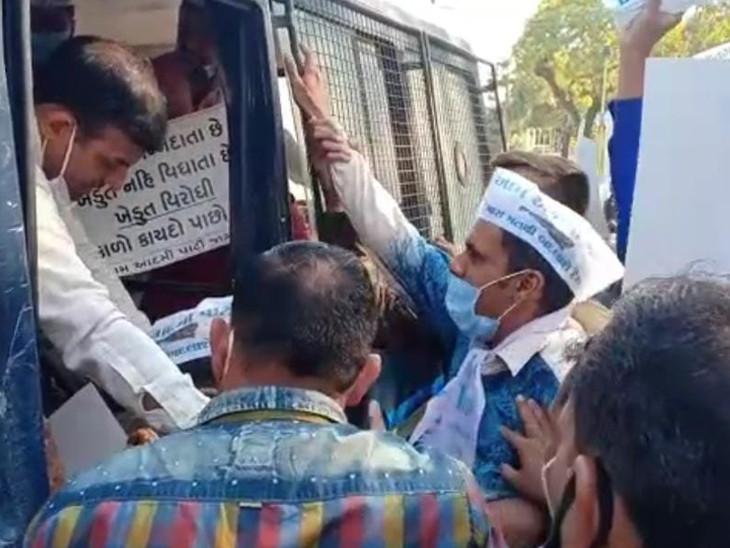 પોલીસે 15 જેટલા કાર્યકરોની અટકાયત કરી