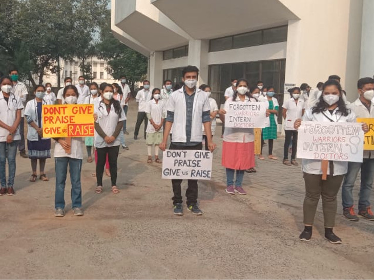 ગોત્રી હોસ્પિટલમાં ઇન્ટર્ન તબીબોની હડતાળ પર ઉતર્યા છે