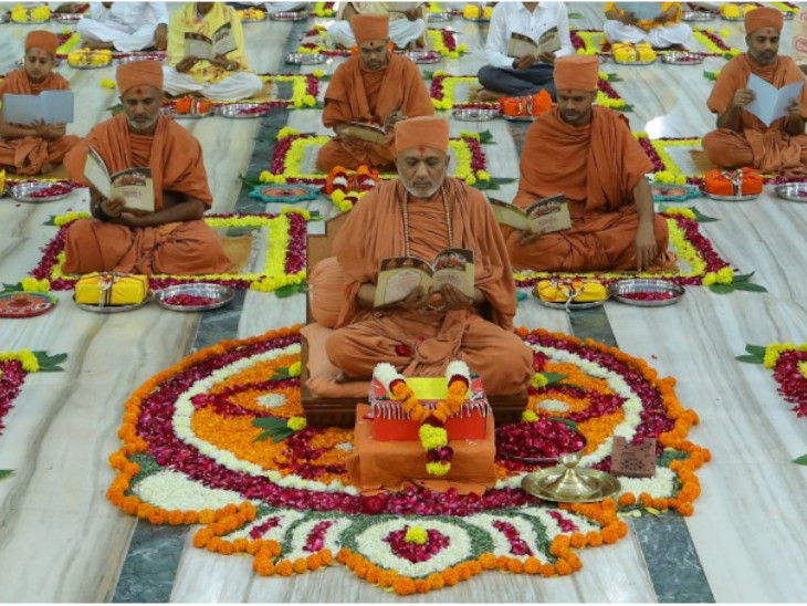 સંતો દ્વારા વચાનમૃતની જયંતિ પ્રસંગે વાંચન કરવામાં આવ્યો હતું.