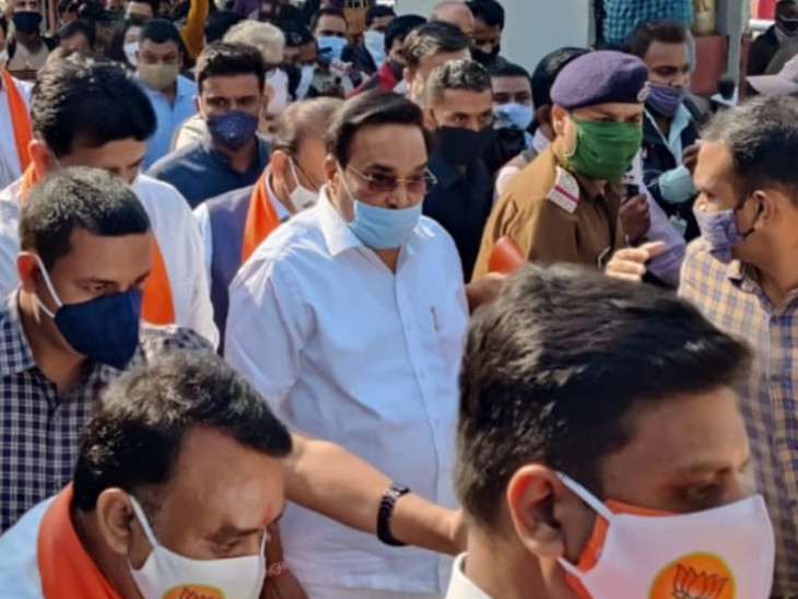 પાટીલને આવકારવા માટે મોટી સંખ્યામાં કાર્યકરો ઉમટ્યા હતા
