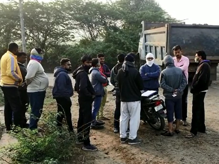 અકસ્માતને પગલે લોકોના ટોળેટોળા એકત્ર થઇ ગયા હતા