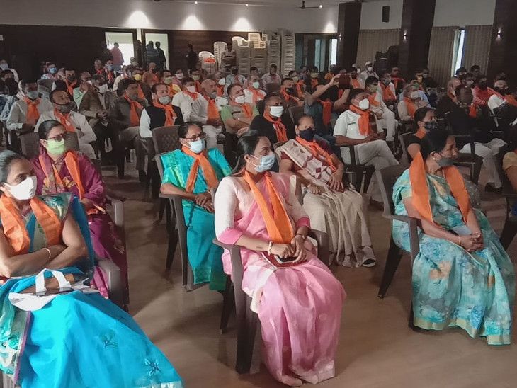 ભાજપના કેટલાક કાર્યકરો માસ્ક પહેર્યા વગર જોવા મળ્યાં