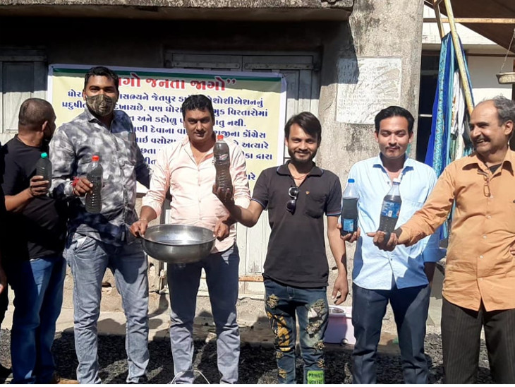લોકોએ ડોહળા પાણીની બોટલ ભરી વિરોધ નોંધાવ્યો