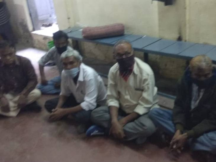 જુગાર રમાડતા 14 લોકોને પોલીસે પકડ્યા હતા