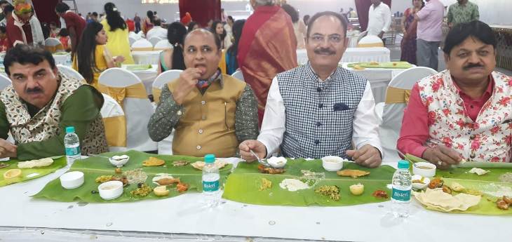 ચંદુભાઈ વિરાણી સાથે તેમના મિત્રો.