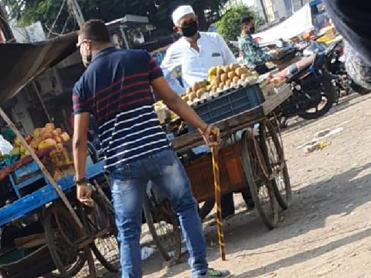 પોલીસની કામગીરી સામે વેપારીઓ અને સ્થાનિક લોકોમાં રોષ જોવા મળ્યો હતો