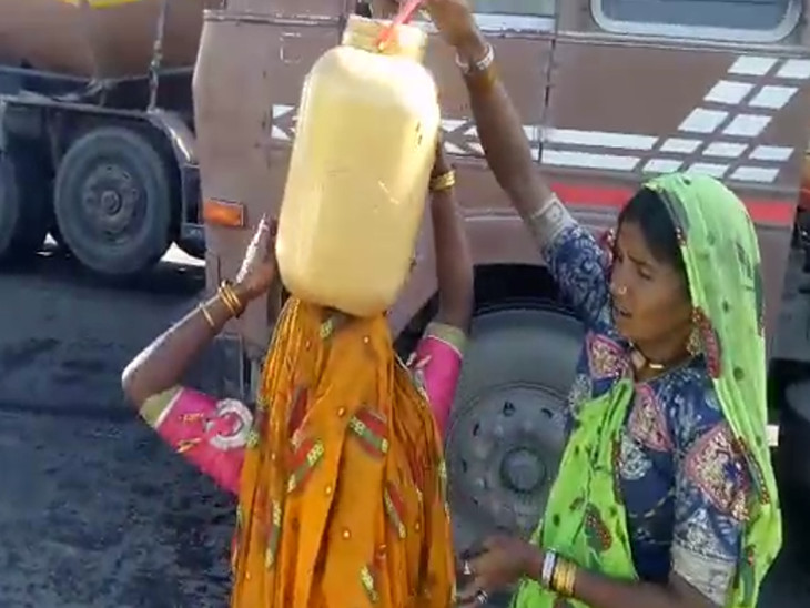 મહિલાઓએ કેરબામાં તેલ ભર્યું.