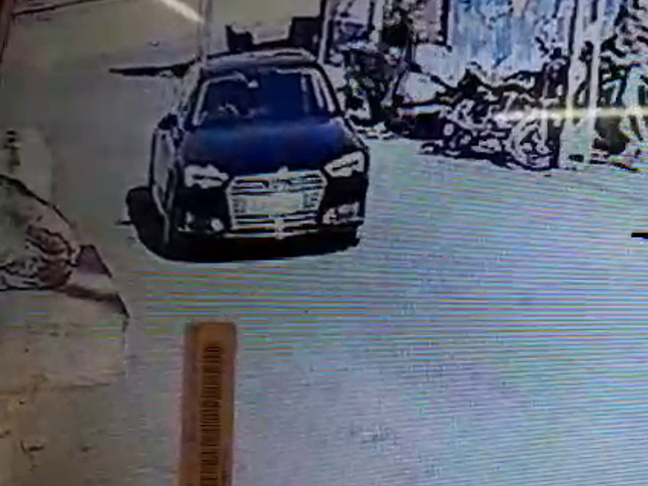 અકસ્માત બાદ કાર ચાલક ફરાર થઈ ગયો.