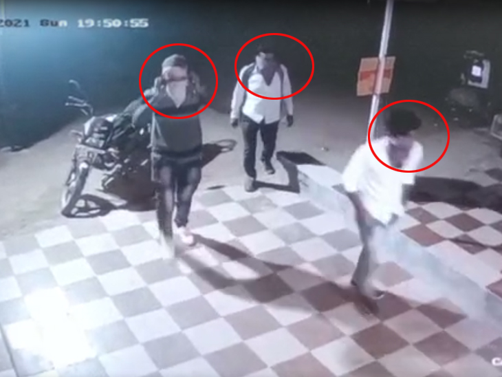 પહલાં ત્રણ લૂંટારૂ જ્વેલર્સમાં ઘુસ્યા