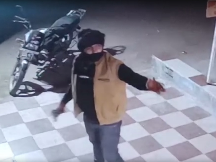 ચોથા લૂંટારૂએ બહાર પહેરો ભર્યો.