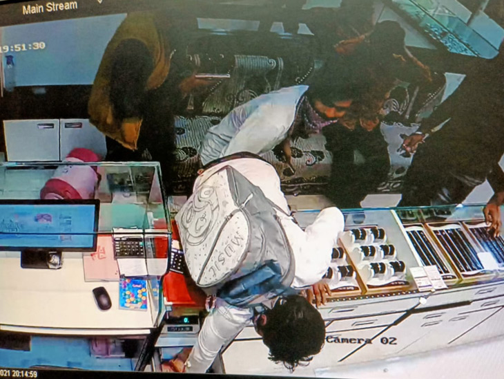 ત્રણ લૂંટારૂઓએ જ્વેલર્સમાં લૂંટ ચલાવી.