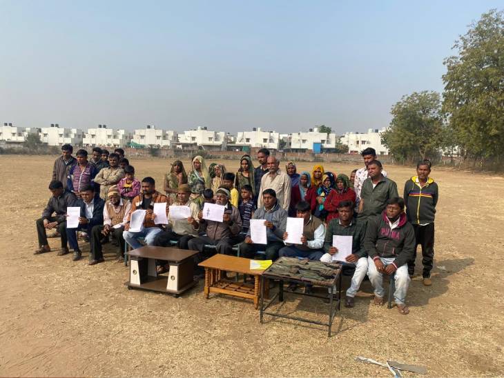 અલ્પેશ ઠાકોરની પત્રકાર પરિષદમાં જમીન ગુમાવનારા ખેડૂતો પણ હાજર રહ્યા.