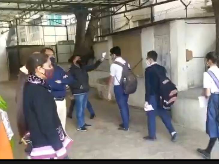 સ્કૂલમાં વિદ્યાર્થીઓ ઉત્સાહ ભેર આવ્યાં