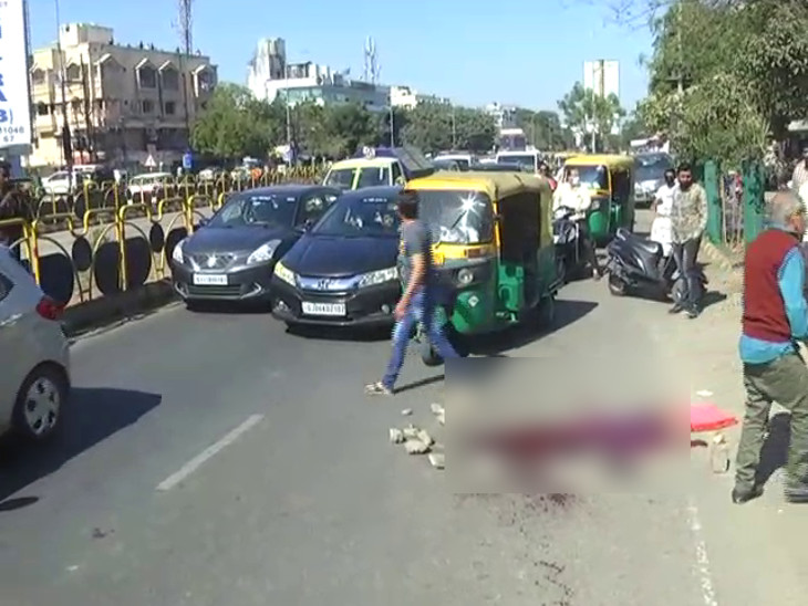 ઘટનાને પગલે લોકોના ટોળા એકત્ર થઇ ગયા હતા.