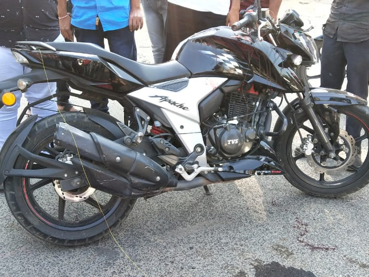 યુવાનનું બાઇક.