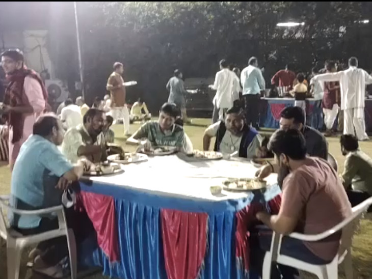 બ્રહ્મ ભોજનનું આયોજન કરનાર પૂર્વ કાઉન્સિલરે કહ્યું કે ગાઈડલાઈન જાળવી હતી.