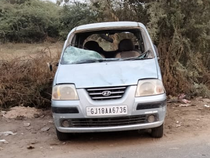 રોષે ભરાયેલા લોકોએ કારમાં તોડફોડ કરી હતી
