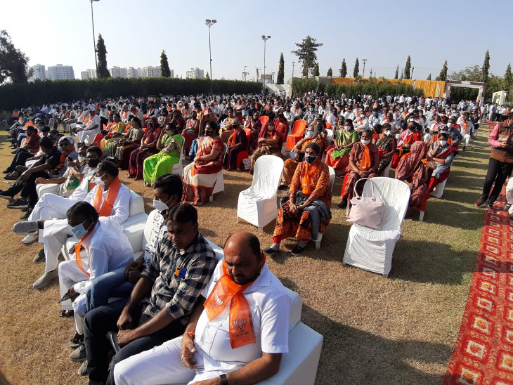 ભાજપે ખેડૂત સંવાદ કાર્યક્રમમાં મોટી સંખ્યામાં જન મેદની એકઠી કરી હતી.