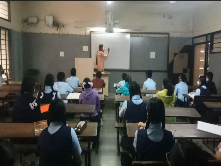 થર્મલ સ્કેનિંગ બાદ વિદ્યાર્થીઓને ક્લાસમાં પ્રવેશ આપવામાં આવ્યો.