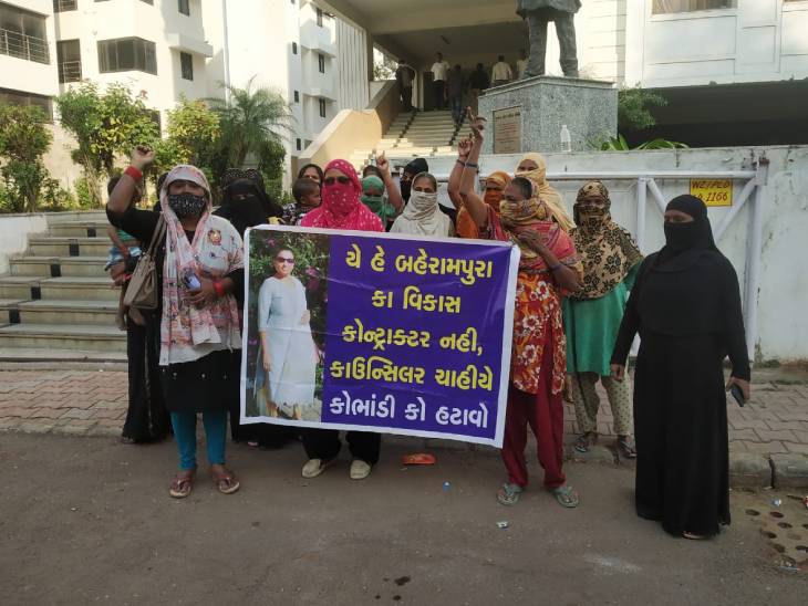 સ્થાનિકો સાથે કોંગ્રેસના કાર્યકરોએ પણ બેનરો સાથે કમળાબેન ચાવડાનો વિરોધ કર્યો