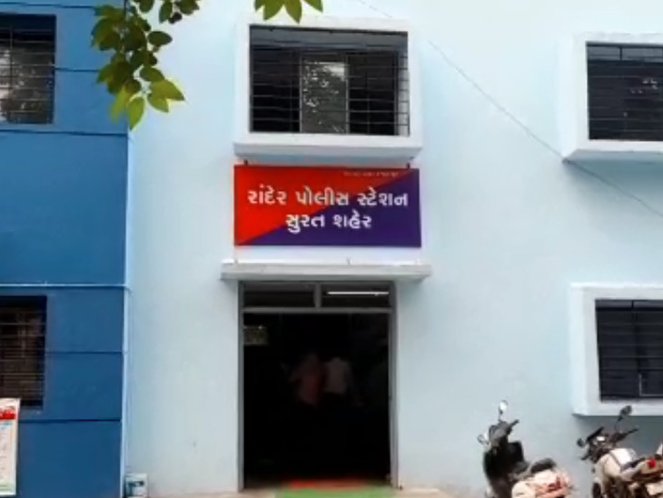 મહિલાએ ફરિયાદ નોંધવામાં આવે એવી માગ કરી.