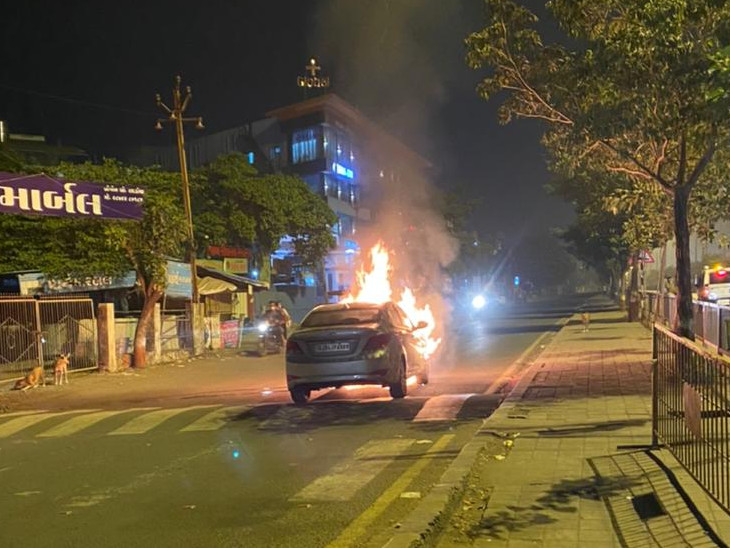 ચાલક સમયસર બહાર નીકળી જતા બચાવ થયો.