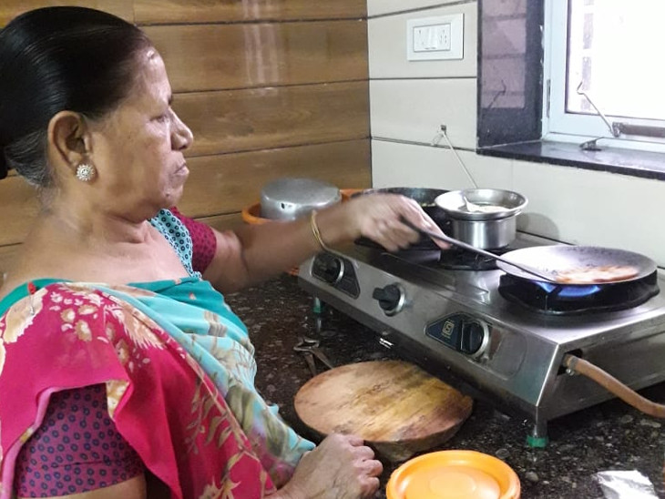 ધનલક્ષ્મીબહેન પોતાના બધા કામ જાતે જ કરે છે
