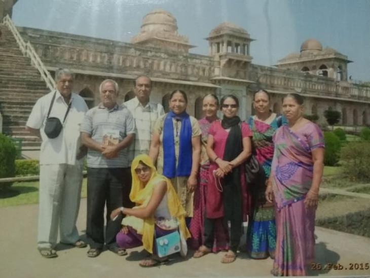 ચારધામની યાત્રા દરમિયાન તેમના ગ્રુપ સાથેે ધનલક્ષ્મીબહેન રાણા
