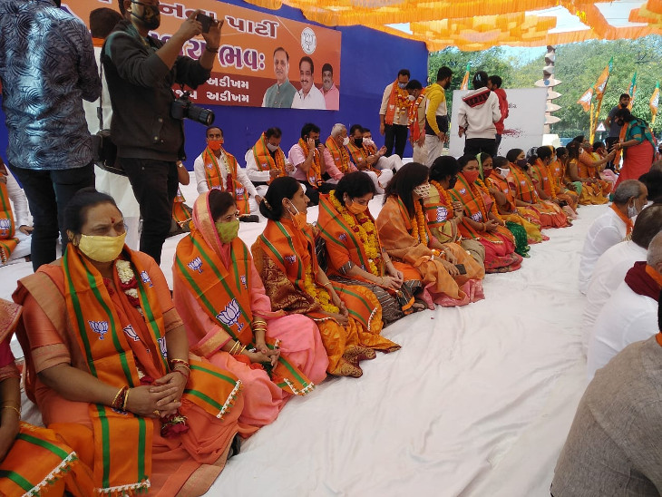 मंच पर महिला प्रत्याशी।