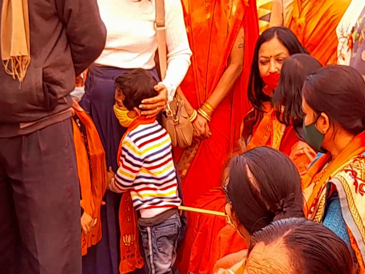 आराधनालय में छोटे बच्चे रोते थे।