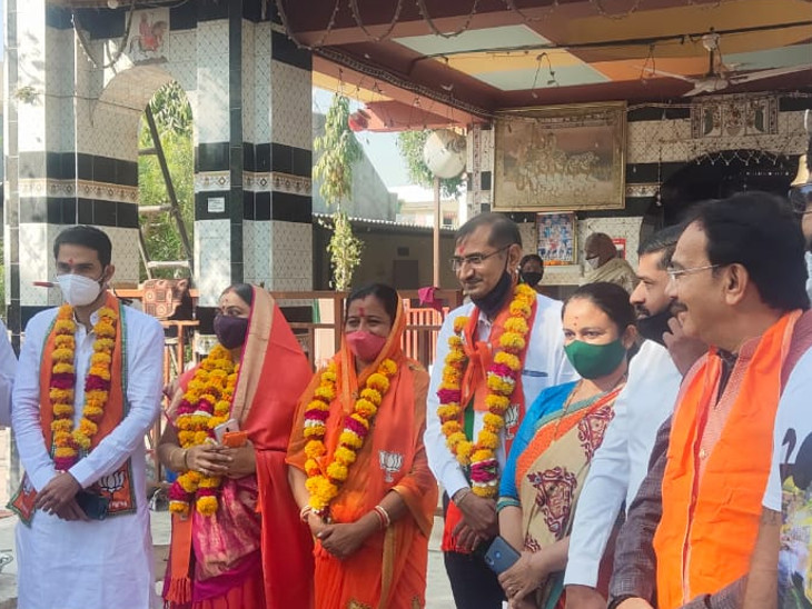 भानूबेन बाबरिया ने फॉर्म भरने से पहले माताजी के दर्शन किए।