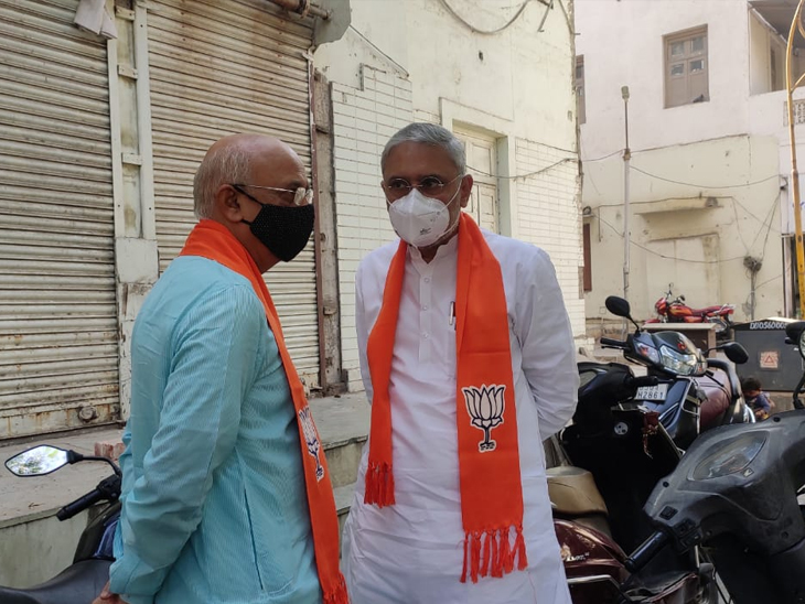 शहर अध्यक्ष जगदीश पांचाल और शहर प्रभारी आईके जडेजा।