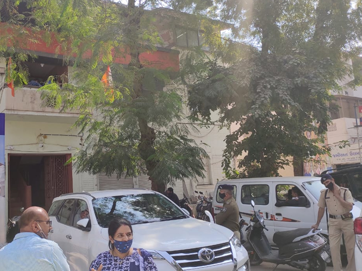 असंतुष्ट कार्यकर्ताओं को मनाने का प्रयास किया गया।