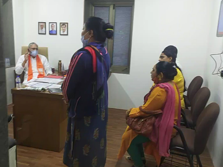 અમદાવાદ ભાજપ કાર્યાલય ખાનપુર ખાતે મહિલા કાર્યકરને ટિકિટ ન મળતાં વિરોધ.