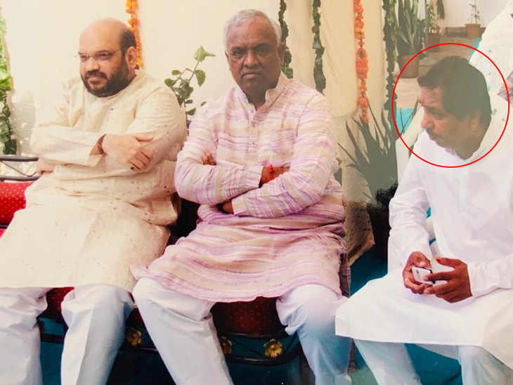 बाएं से, केंद्रीय गृह मंत्री अमित शाह, अहमदाबाद के पूर्व मेयर अमित पी। शाह और हितेश बारोट