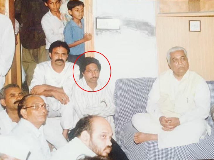 1997 में, जब अमित शाह विधायक उपचुनाव लड़ रहे थे, तत्कालीन मुख्यमंत्री केशुभाई पटेल हितेश बारोट के घर आए।