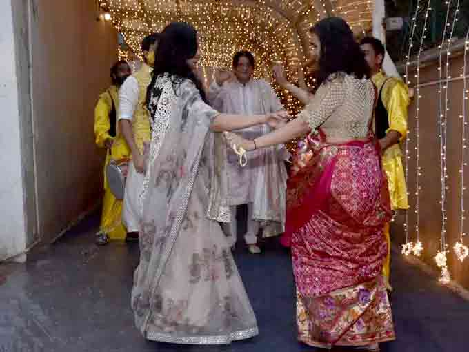 વેડિંગ પાર્ટીમાં ડાન્સ કરતાં પદ્મિની તથા શિવાની